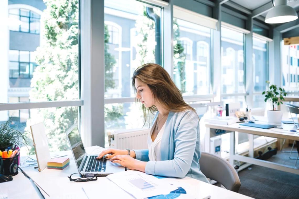 Ambiente di apprendimento dedicato alla psicologia della personalità con materiali formativi e spazi riflessivi